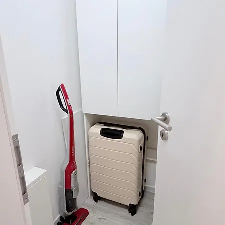 Modernes Voll Moebliertes Neubau